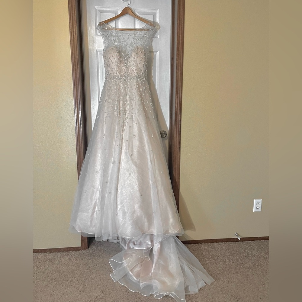 Pre-owned and loved. Dreamy and gorgeous. Like new.